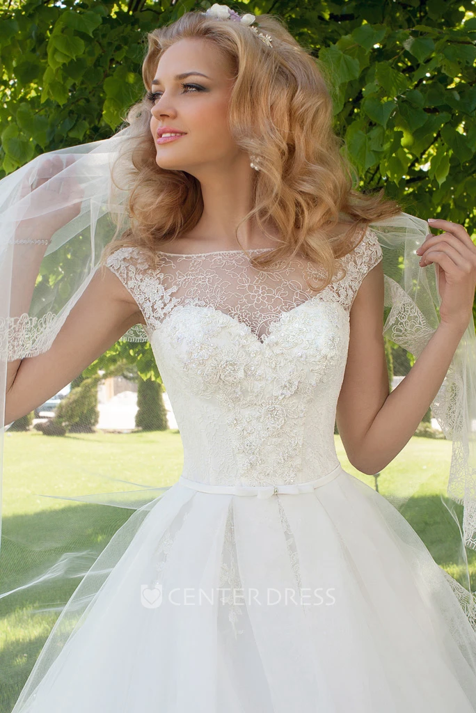 Ball Gown Scoop-Neck Cap-Sleeve Floor-Length Tulle Wedding Dress With Appliques And Corset Back