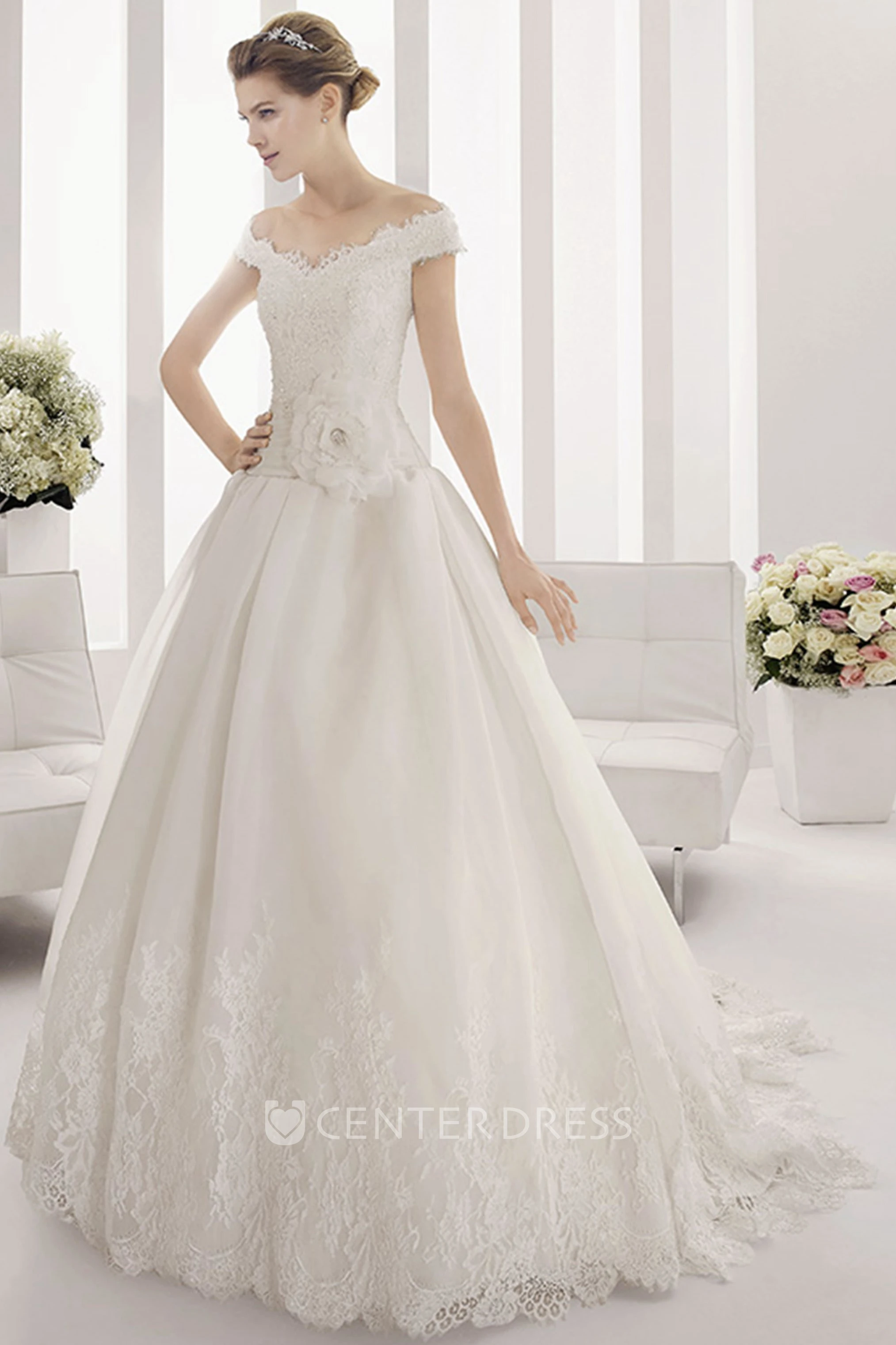 Off Shoulder Scalloped Lace Neckline Tulle Ball Gown With Lace