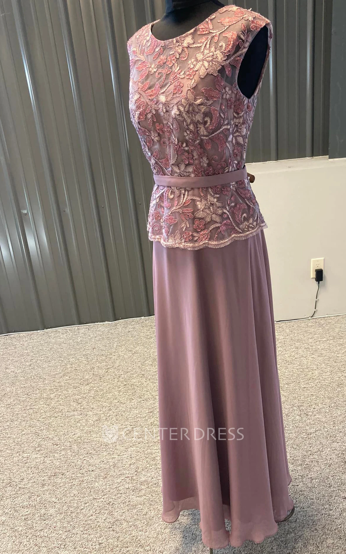 Chiffon A-Line Elegant Jewel Neckline Mother Of The Bride Dress With Zipper Back And Appliques
