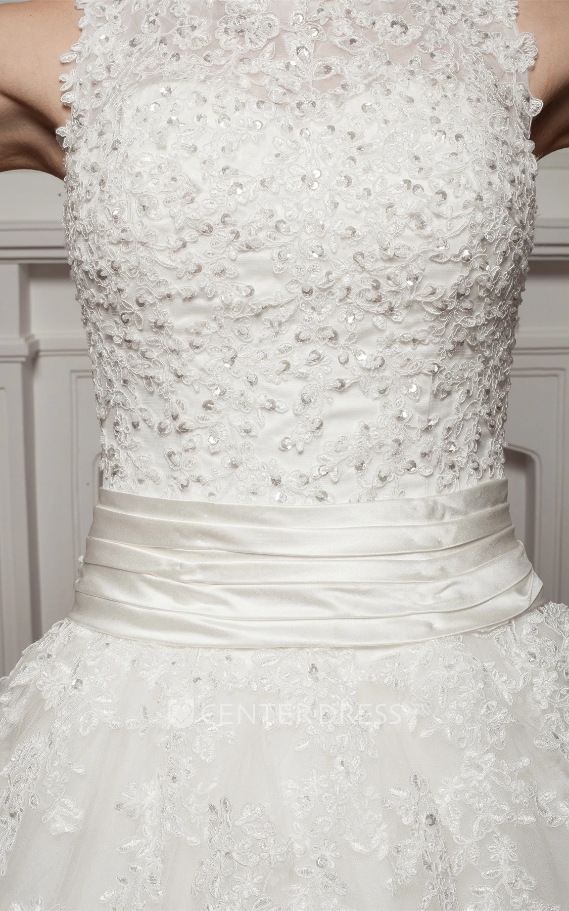 Sleeveless Bateau-Neck Ball Gown Lace Tulle Wedding Dress with Appliques