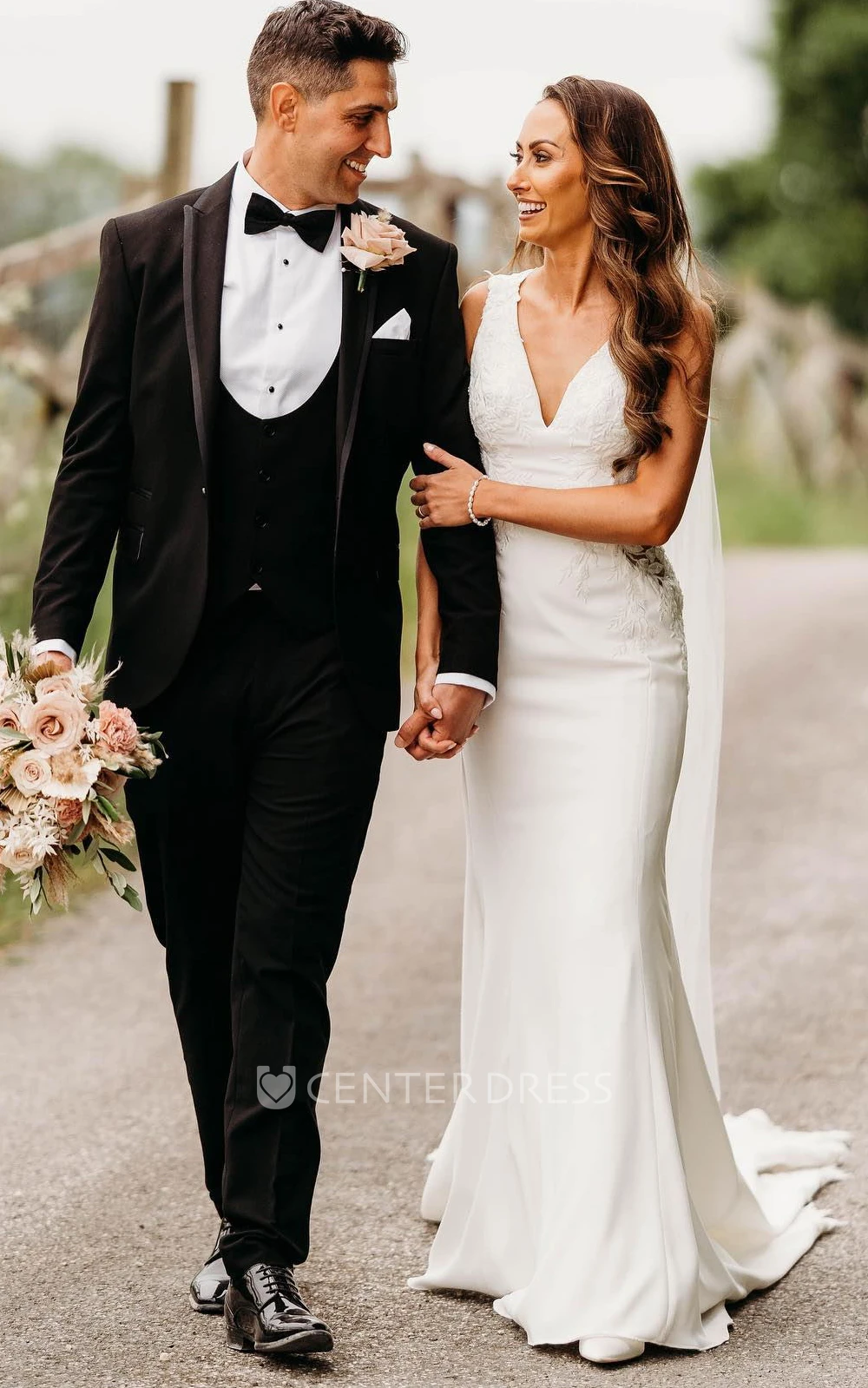 Sleeveless Mermaid V-neck Simple Lace Elegant Bride Dress Women Floor-length with Long Train