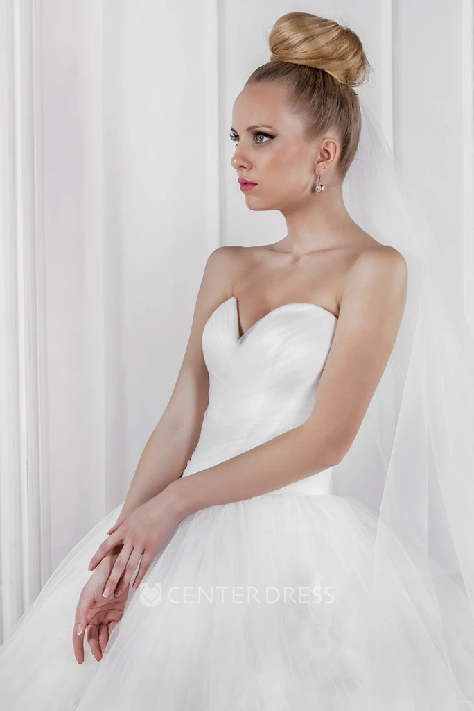 Sweetheart Maxi Criss-Cross Ruffled Tulle Wedding Dress With Flower And Corset Back