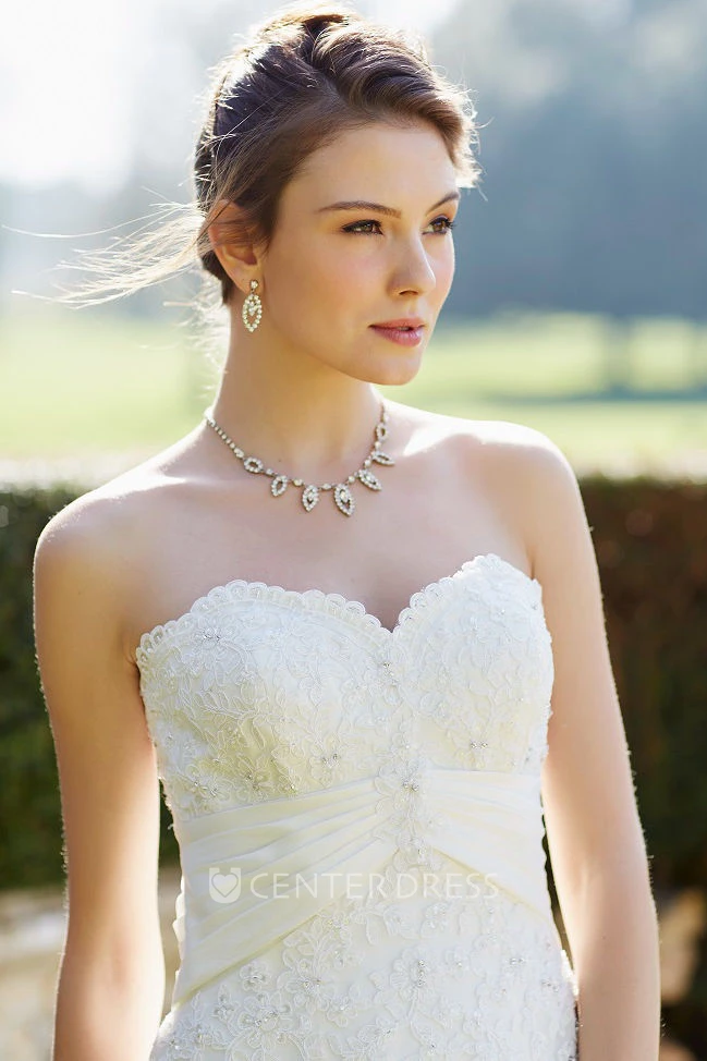 A-Line Appliqued Sweetheart Sleeveless Floor-Length Lace Wedding Dress