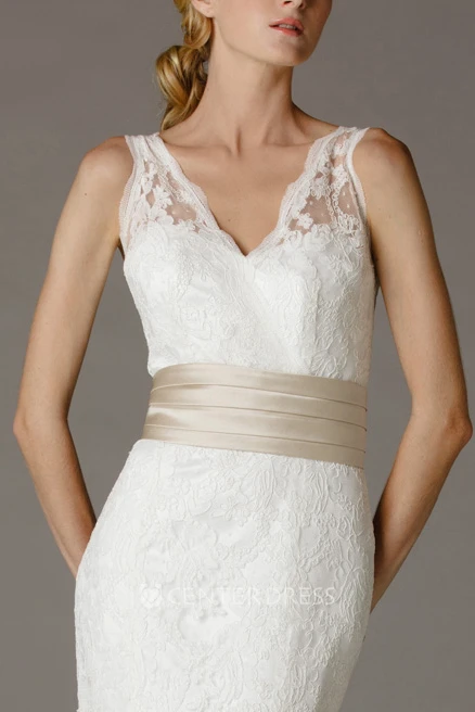 Mermaid Appliqued V-Neck Sleeveless Maxi Lace Wedding Dress With Bow