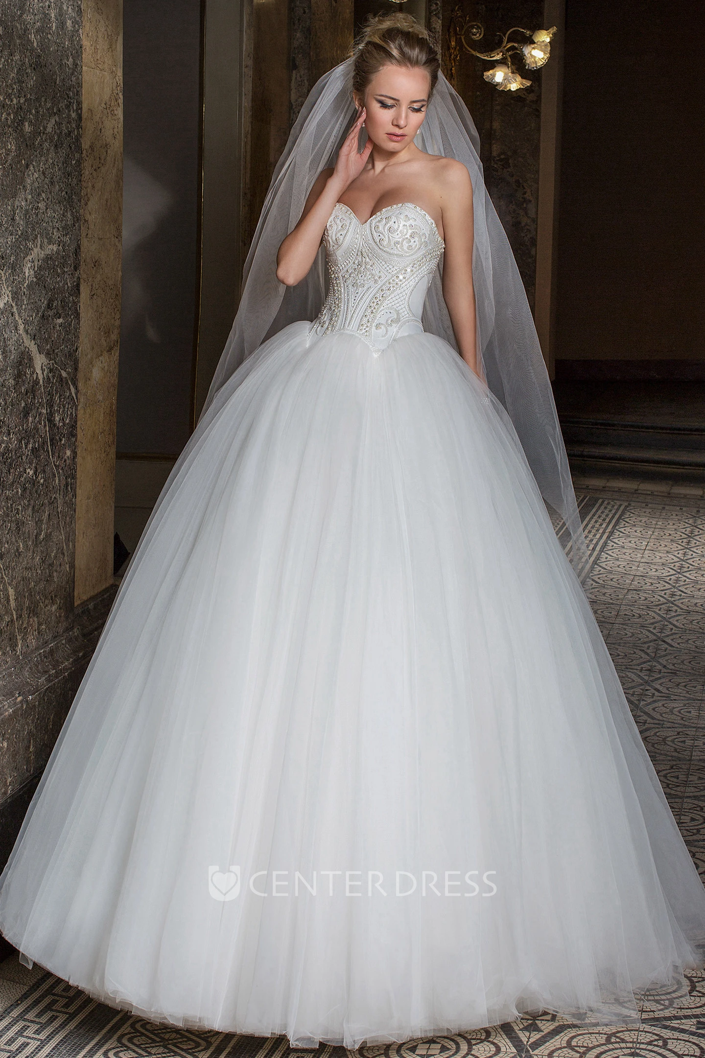 Ball Gown Sleeveless Sweetheart Beaded Tulle Wedding Dress With Brush Train