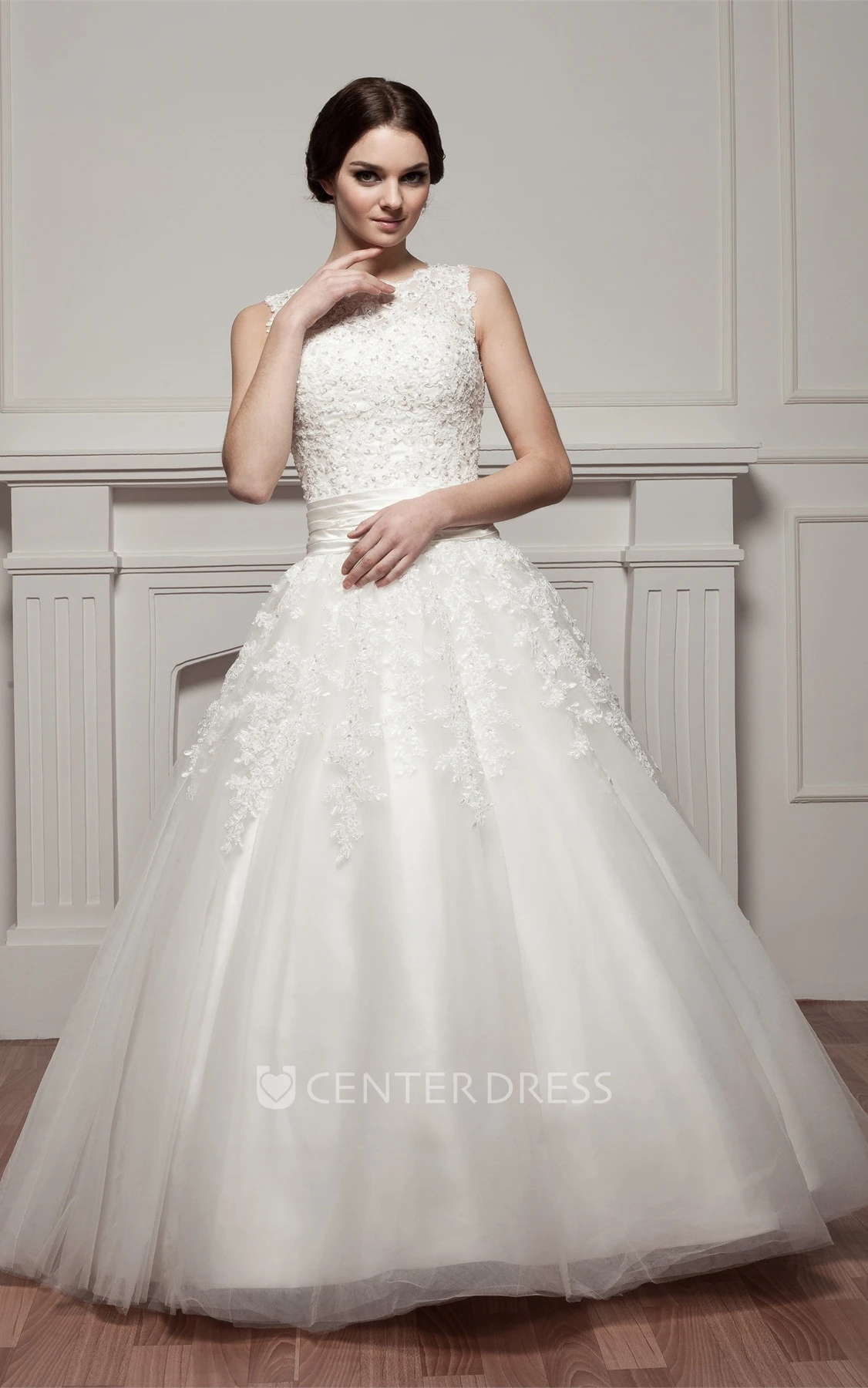 Sleeveless Bateau-Neck Ball Gown Lace Tulle Wedding Dress with Appliques