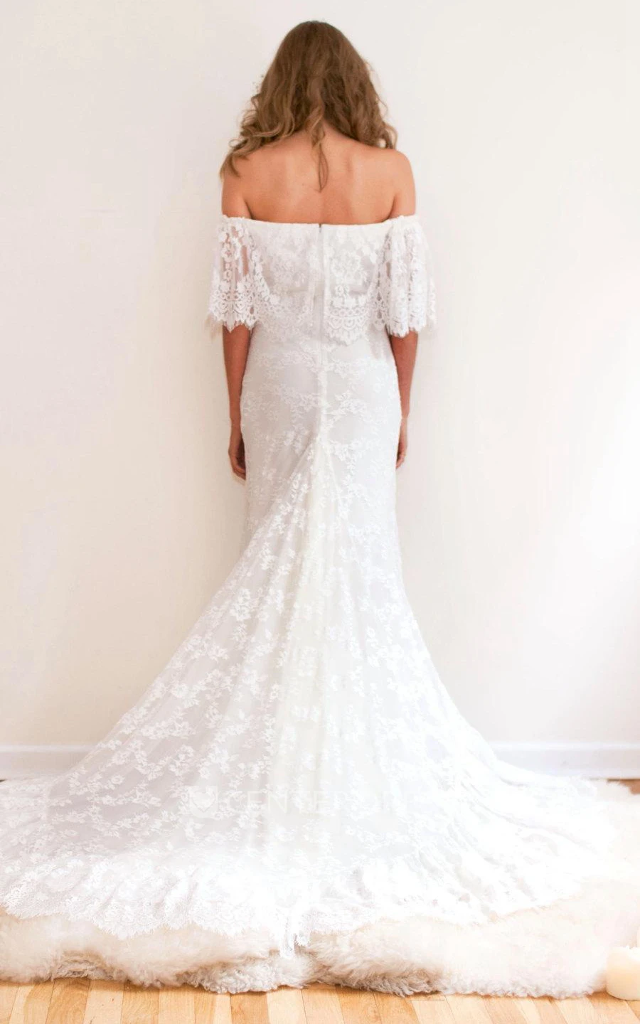 Boho Off-Shoulder Sheath Scalloped Lace Winter Wedding Dress With Long Train
