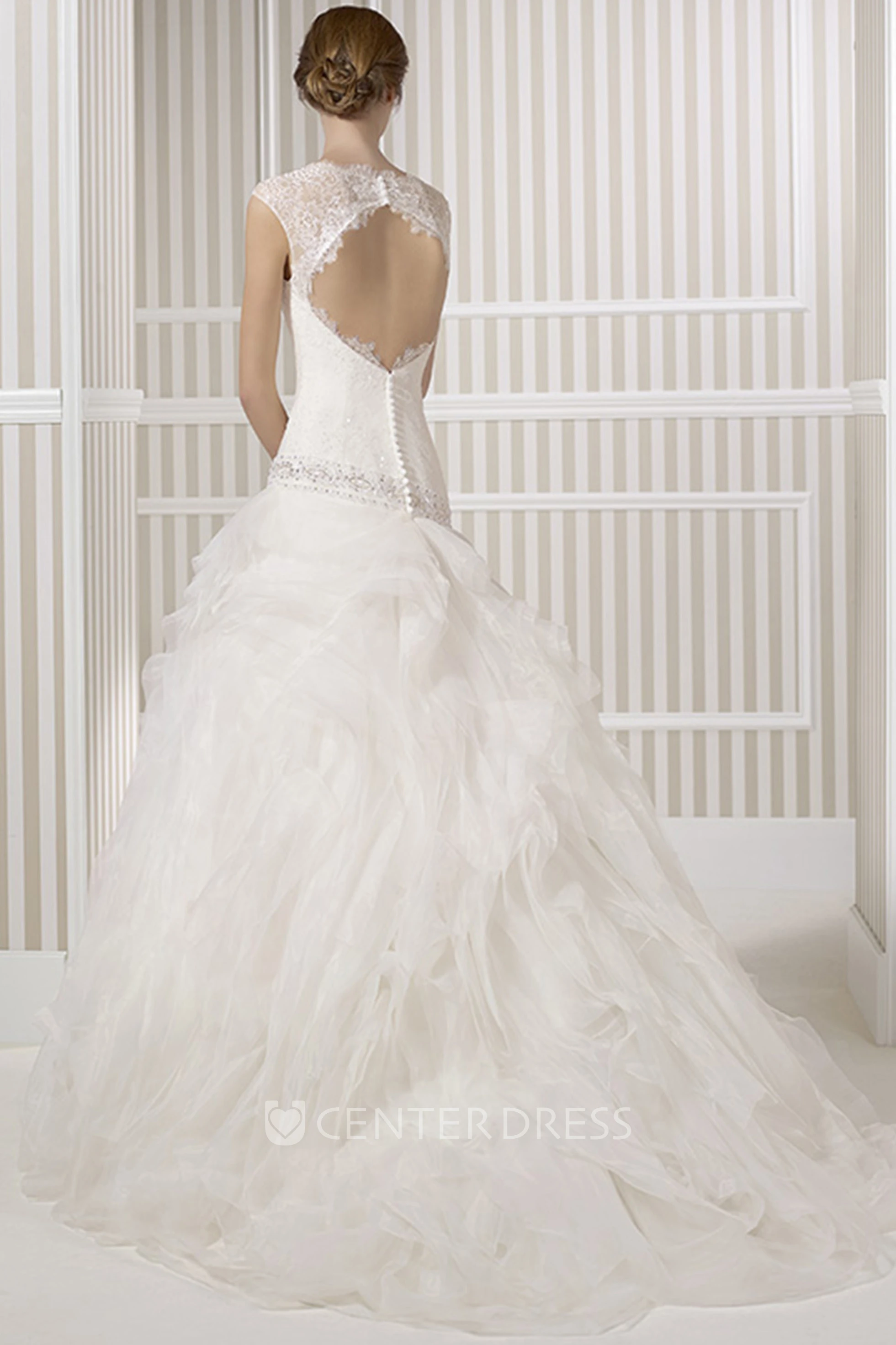 A-Line Scoop-Neck Sleeveless Tulle Wedding Dress With Ruffles And Beading
