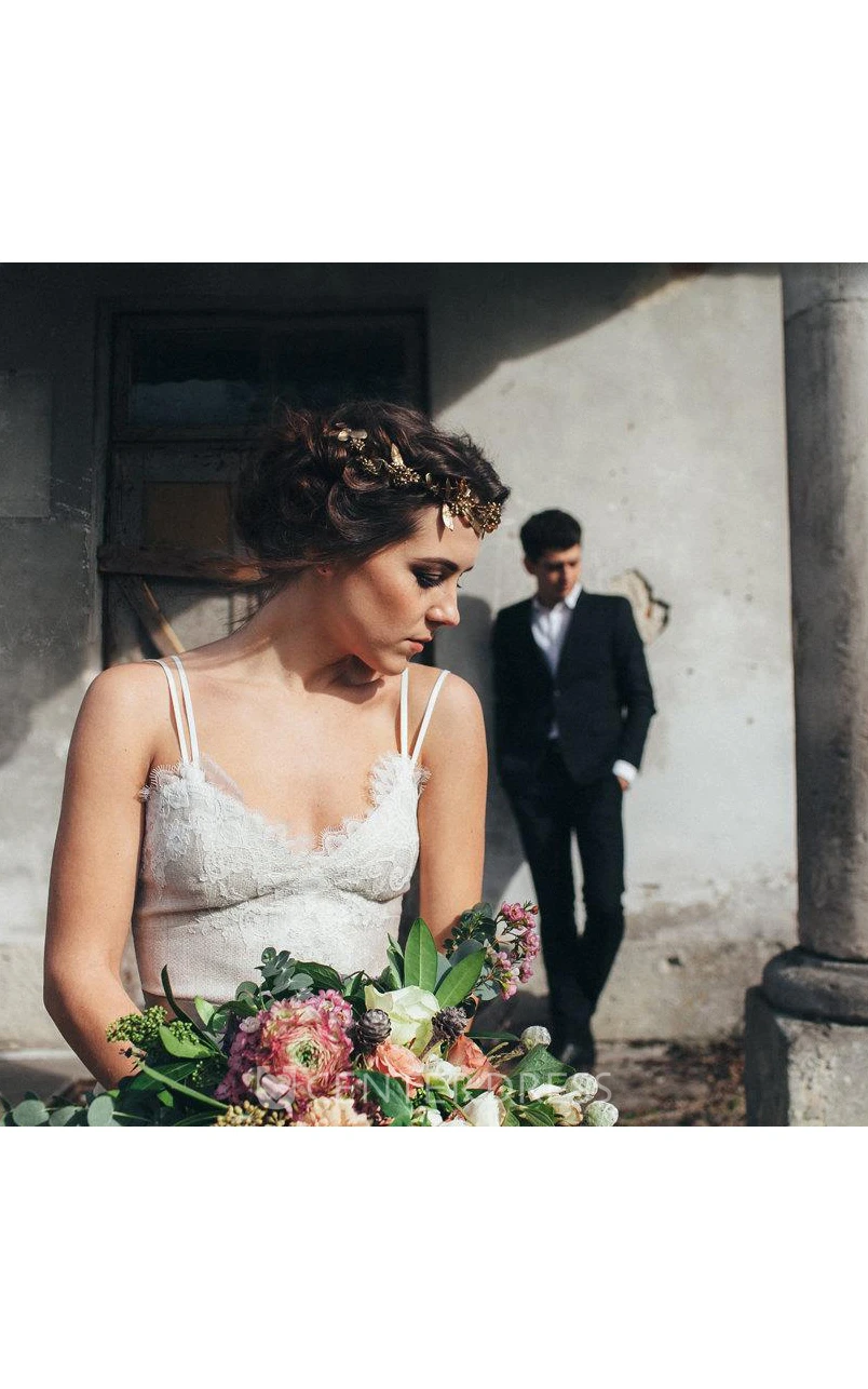 Romantic Long A-Line Tulle Wedding Dress With Spaghetti Straps And Lace Bodice