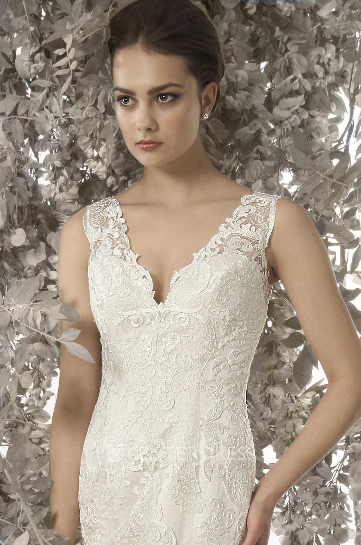 Mermaid V-Neck Appliqued Sleeveless Lace Warm Wedding Dress With Court Train
