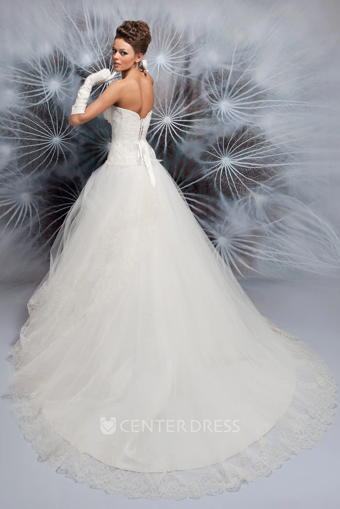 Ball-Gown Sweetheart Sleeveless Floor-Length Appliqued Tulle Wedding Dress With Lace-Up Back And Bow
