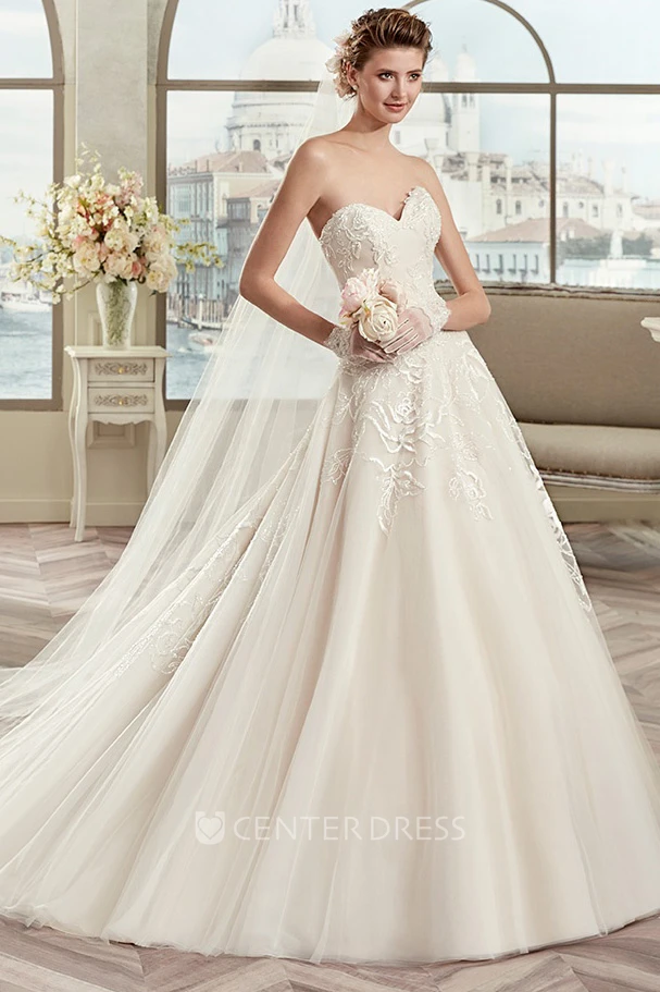 Classic Sweetheart A-line Wedding Dress with Appliques and Brush Train