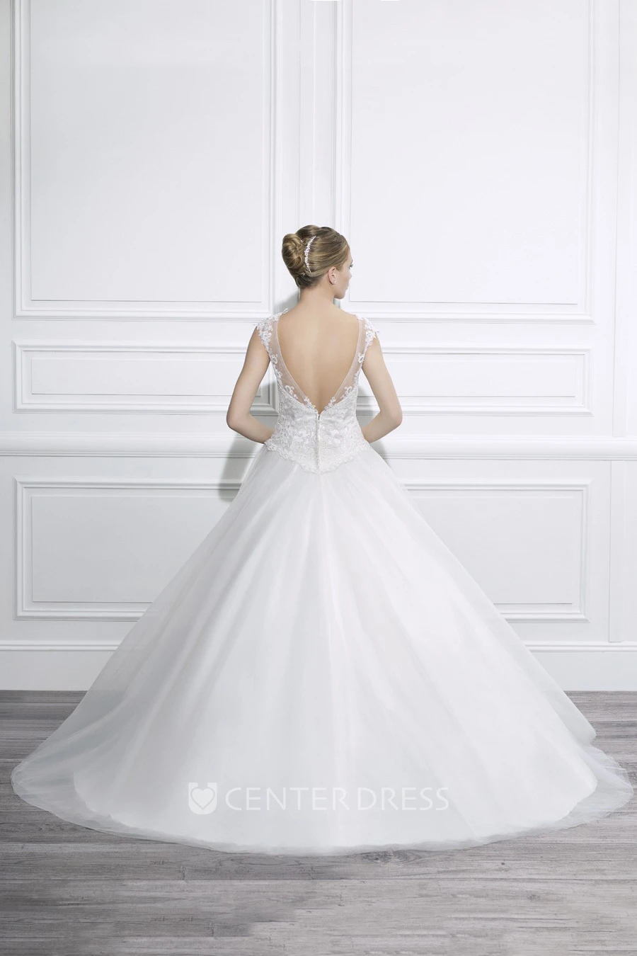 Ball Gown Scoop-Neck Long Cap-Sleeve Tulle Wedding Dress With Appliques And Deep-V Back