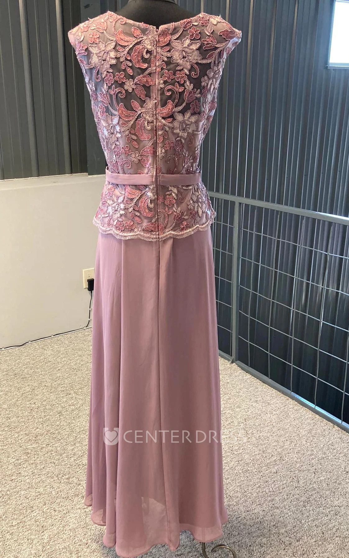 Chiffon A-Line Elegant Jewel Neckline Mother Of The Bride Dress With Zipper Back And Appliques