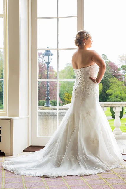 Lace-Up Sweetheart Trumpet Bridal Gown With Lace
