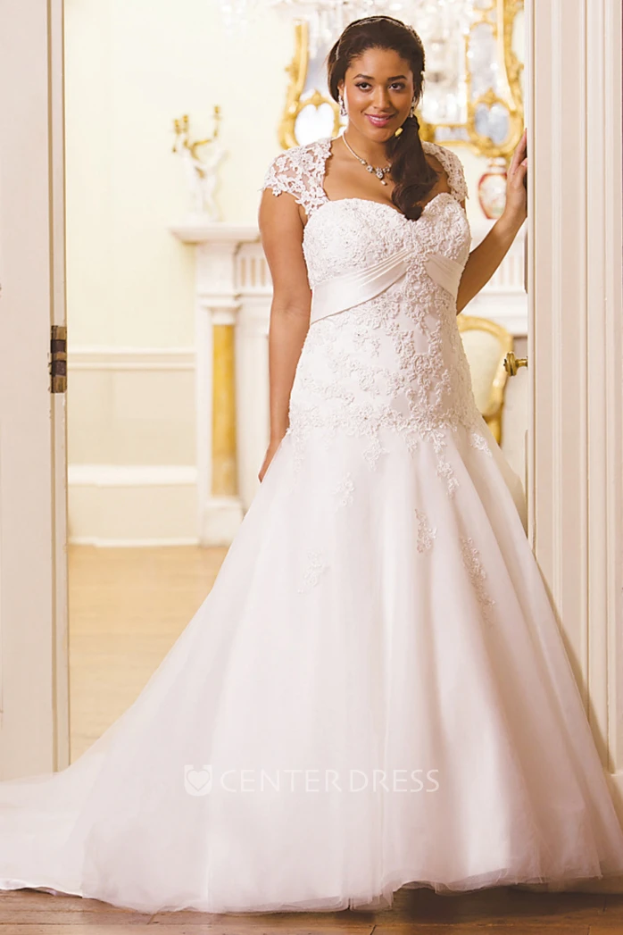 Long Queen Anne Lace Plus Size Wedding Dress With Appliques And Illusion