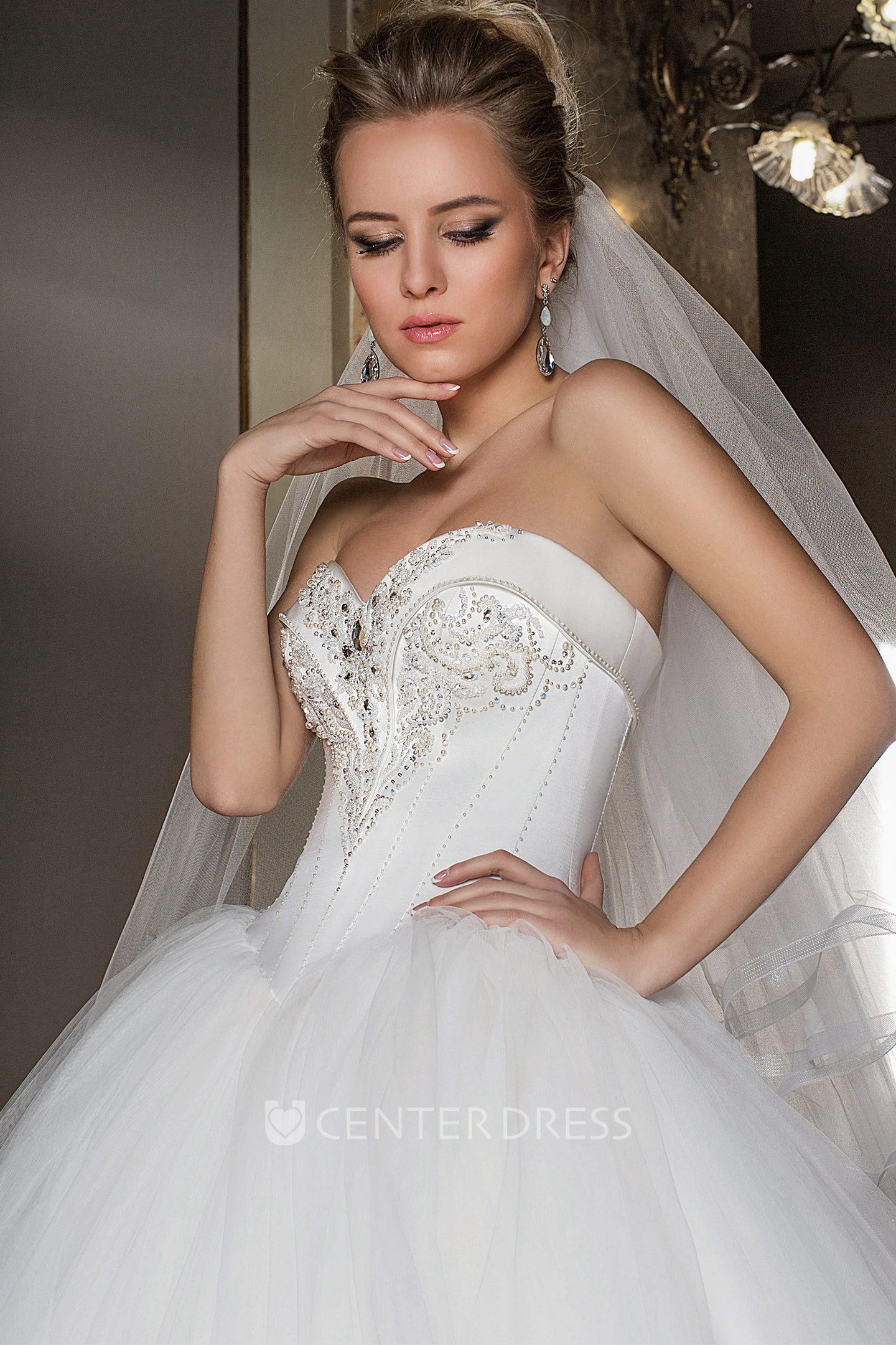 Ball Gown Sleeveless Sweetheart Beaded Tulle Wedding Dress With Court Train