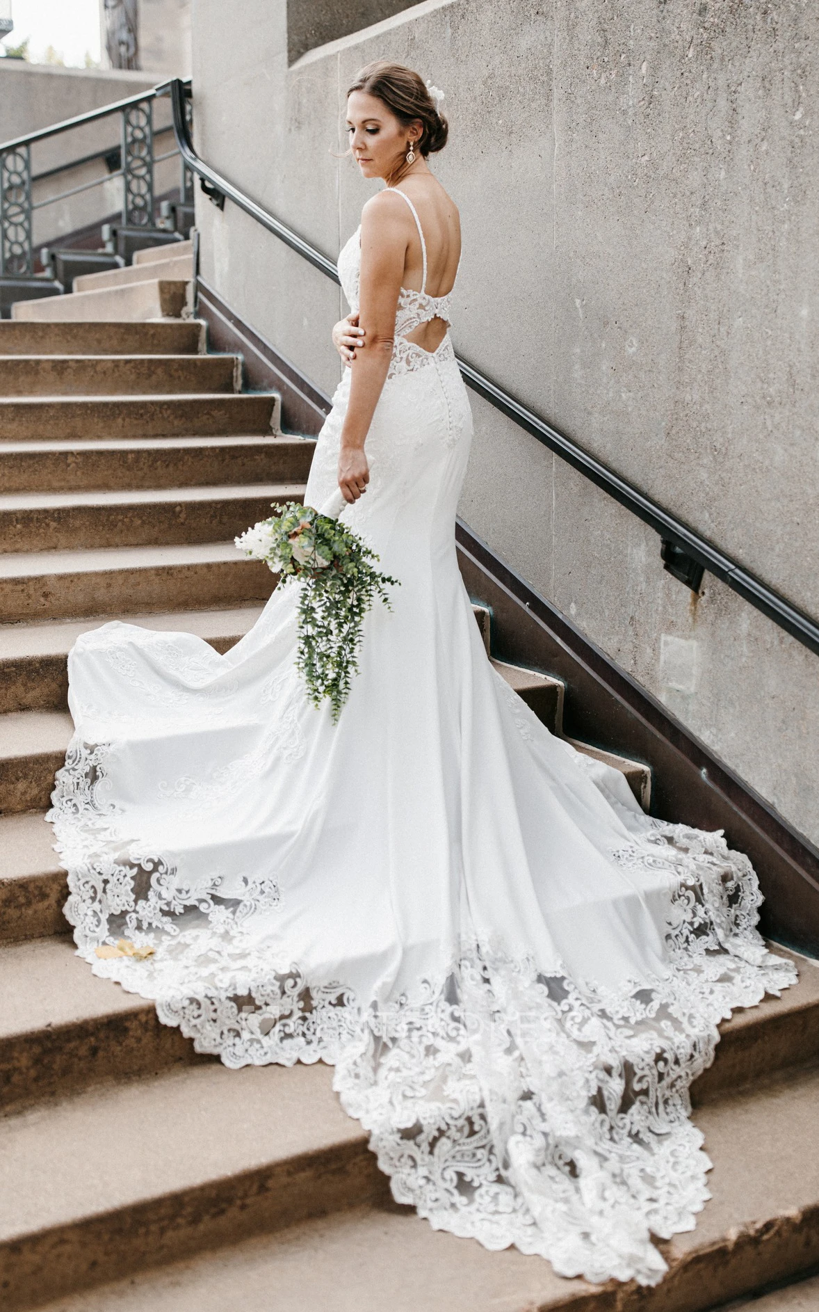 Mermaid Sexy Lace Applique Warm Wedding Dresses Spaghetti with Court Train Beading