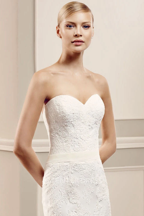 Sweetheart Floor-Length Appliqued Lace&Tulle Wedding Dress