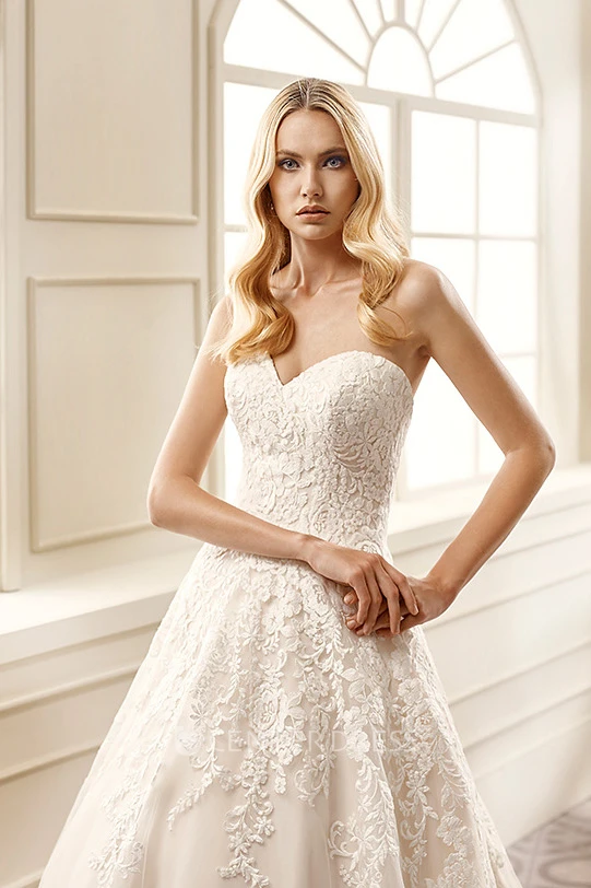 A-Line Sleeveless Sweetheart Floor-Length Appliqued Lace Wedding Dress