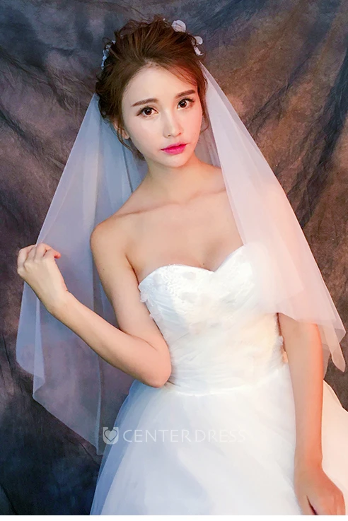 Simple Fingertip Short Tulle Wedding Veil with Flower Appliques