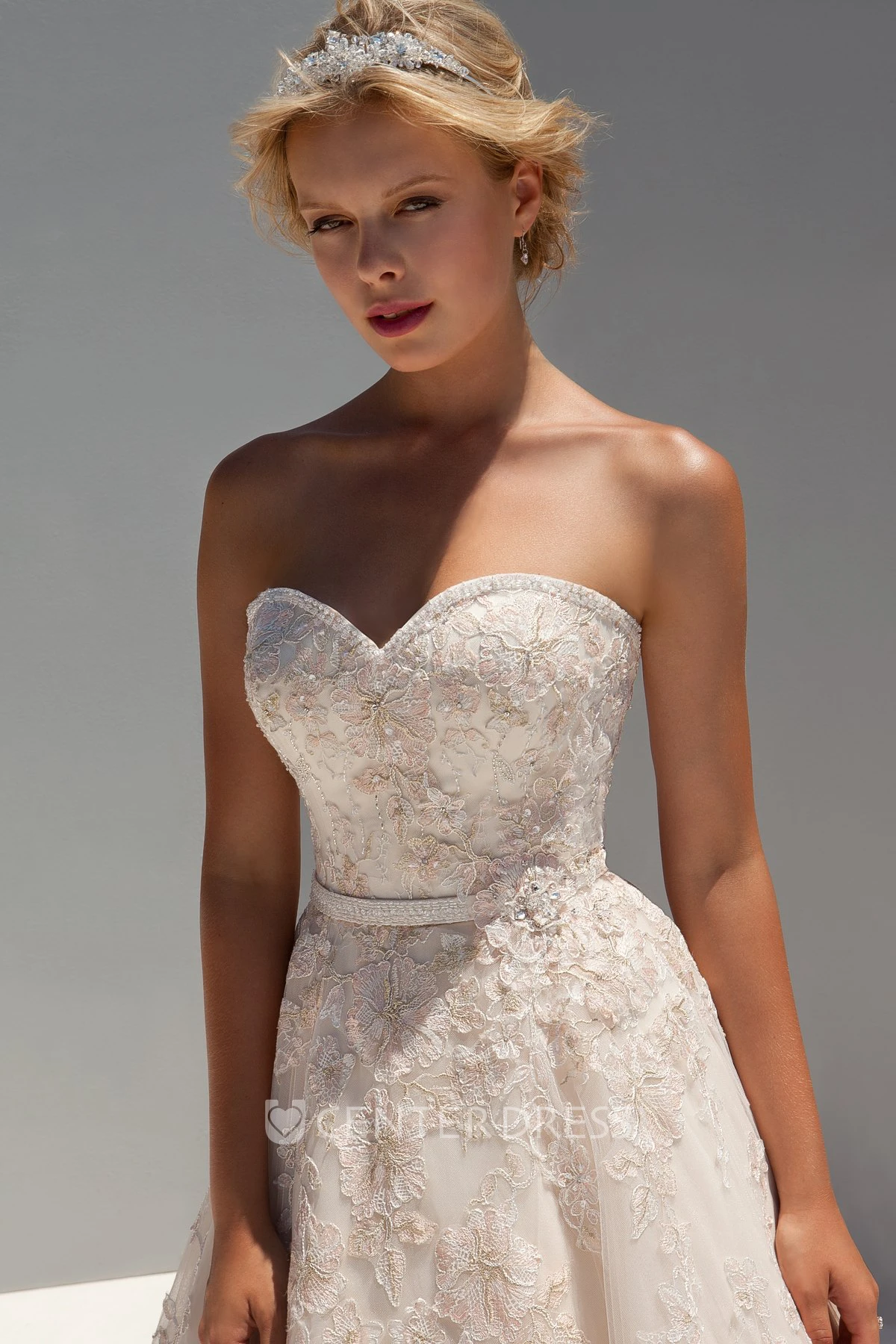 A-Line Sleeveless Appliqued Sweetheart Maxi Lace Wedding Dress With Beading