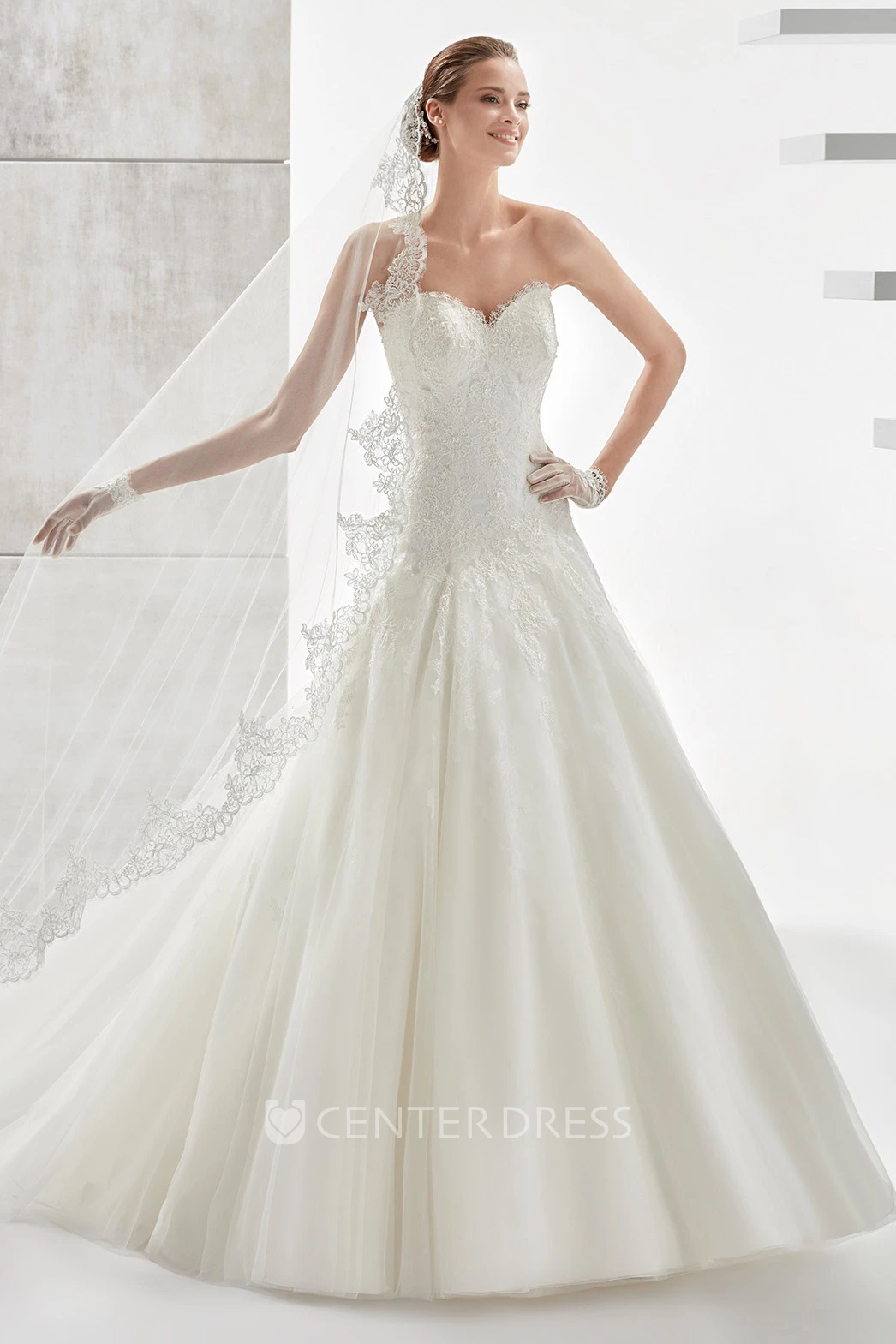 Sweetheart Waist-drop Spring Wedding Dress with Brush Train
