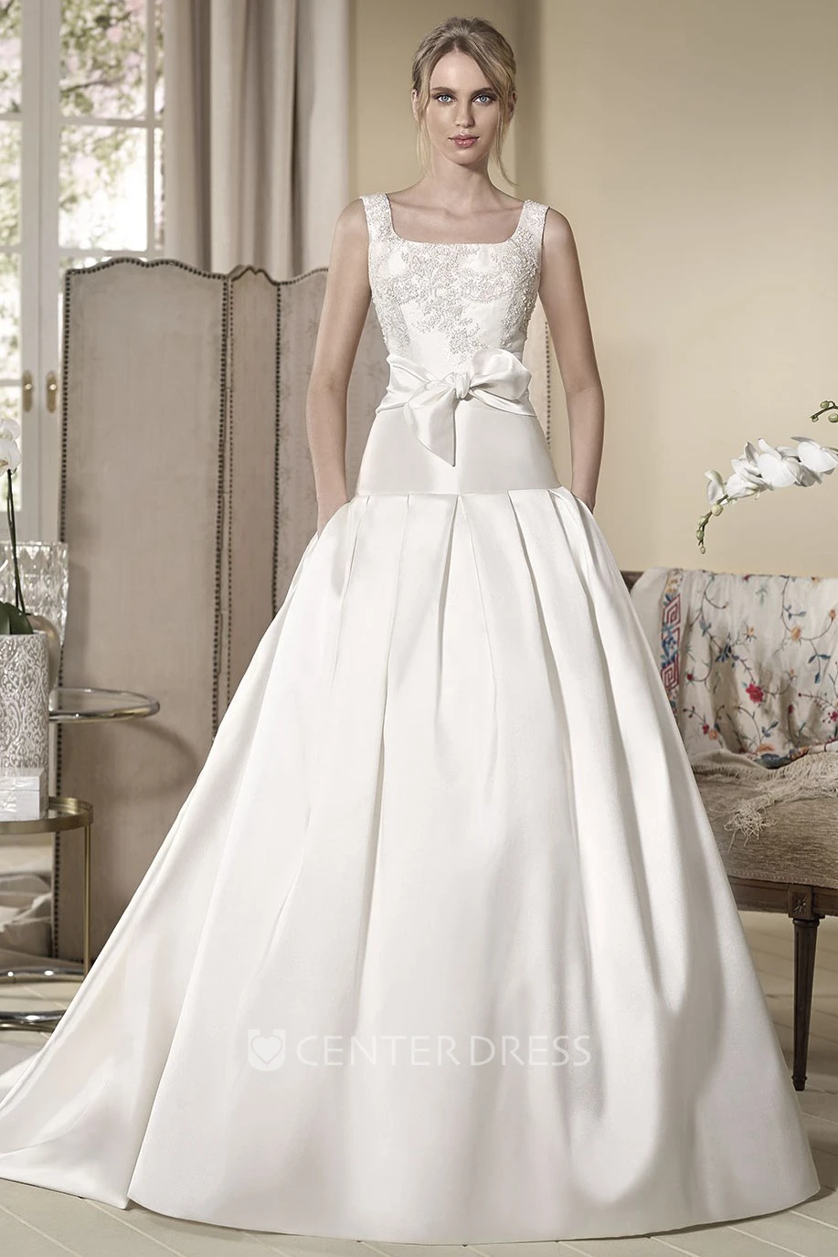 Ball Gown Long Sleeveless Square-Neck Appliqued Satin Wedding Dress With Bow