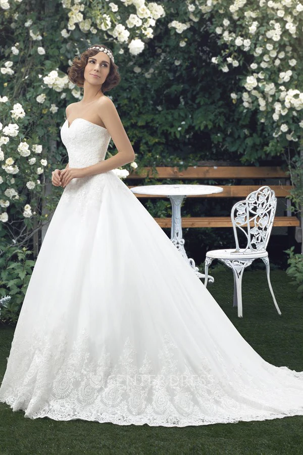Lace Appliqued Sleeveless Sweetheart Ball Gown Wedding Dress With Buttons