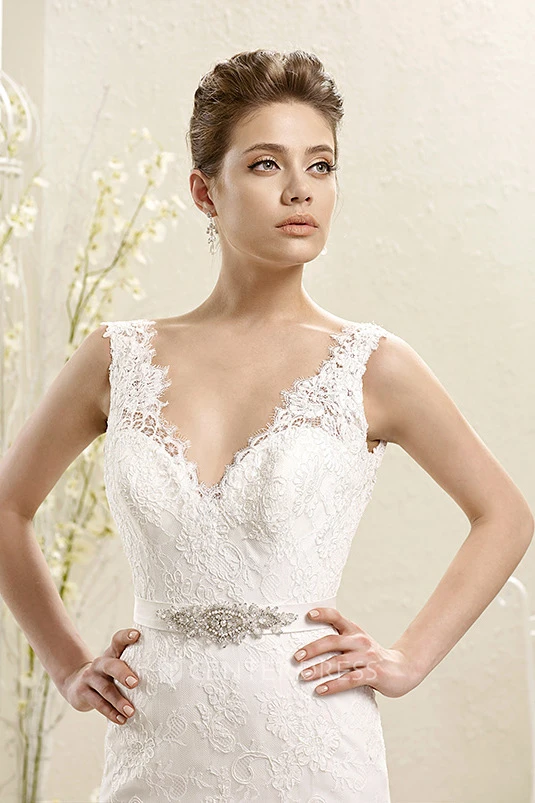 Mermaid Floor-Length V-Neck Appliqued Sleeveless Lace Winter Wedding Dress With Waist Jewellery