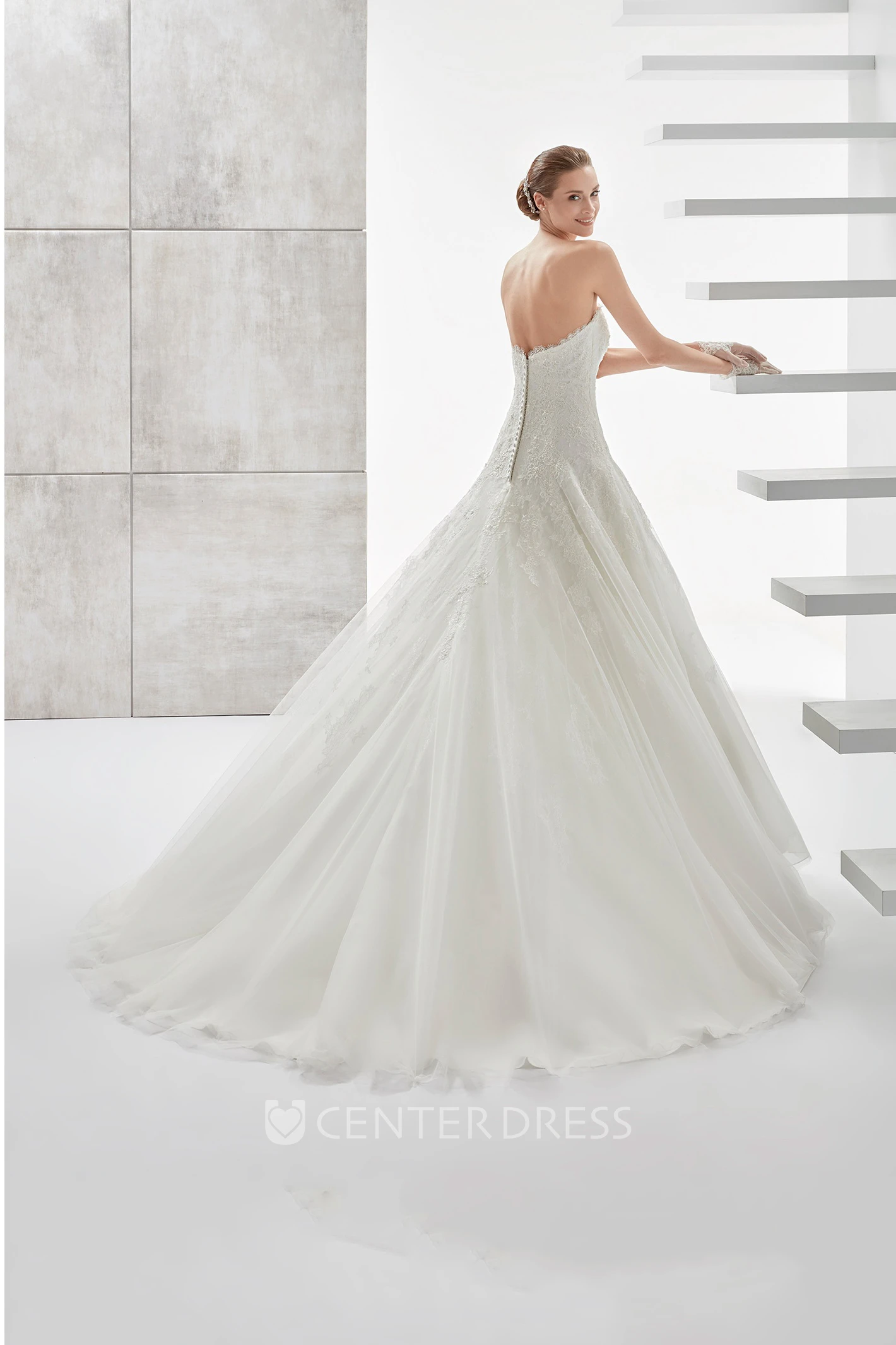 Sweetheart Waist-drop Spring Wedding Dress with Brush Train