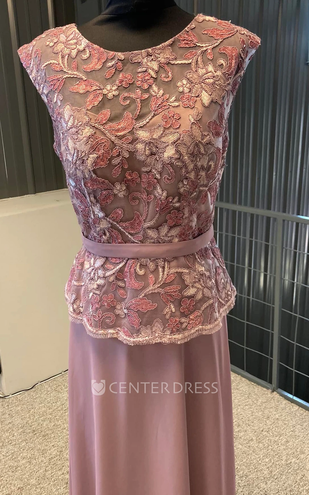 Chiffon A-Line Elegant Jewel Neckline Mother Of The Bride Dress With Zipper Back And Appliques