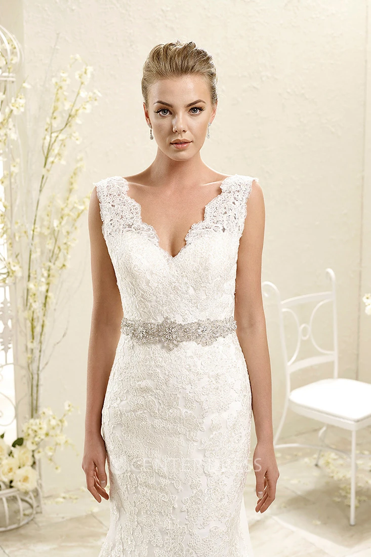 Trumpet Appliqued Long Sleeveless V-Neck Lace Wedding Dress With Waist Jewellery