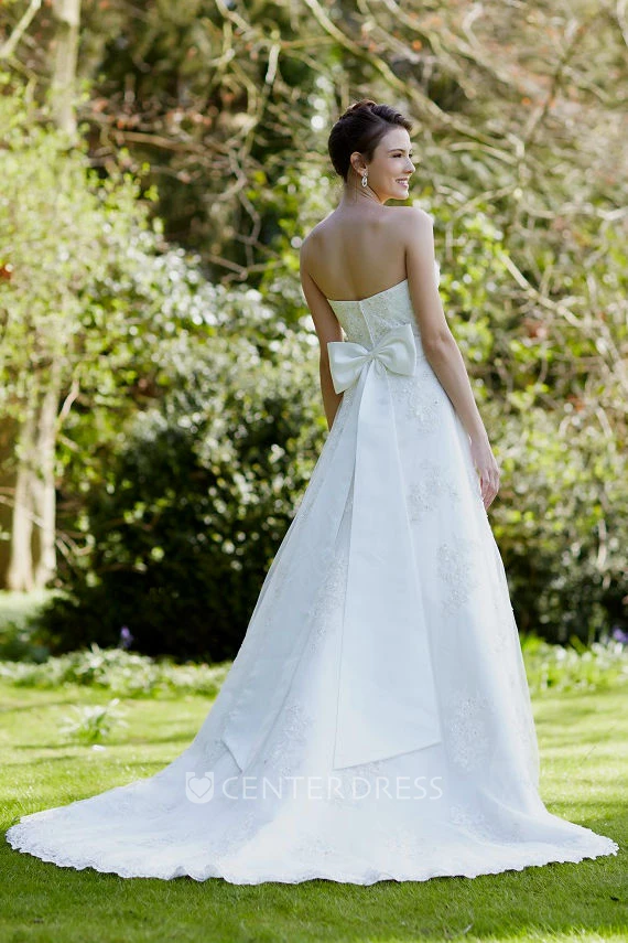 A-Line Long Sweetheart Appliqued Sleeveless Lace Wedding Dress With Bow