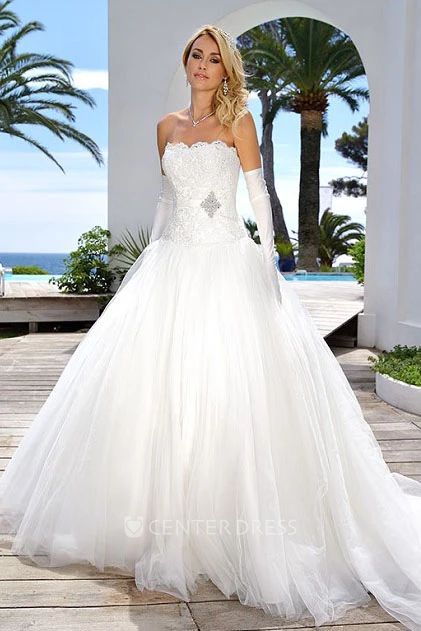 A-Line Floor-Length Sleeveless Strapless Appliqued Tulle&Lace Wedding Dress With Broach