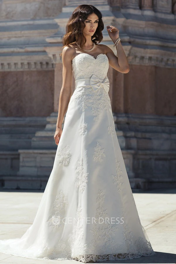 A-Line Sleeveless Long Sweetheart Appliqued Lace Wedding Dress With Bow
