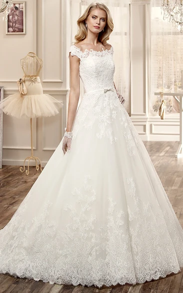Scallop-Neck Long Wedding Dress With Court Train And Appliques