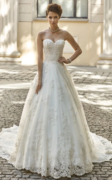A-Line Floor-Length Appliqued Sleeveless Sweetheart Lace Wedding Dress