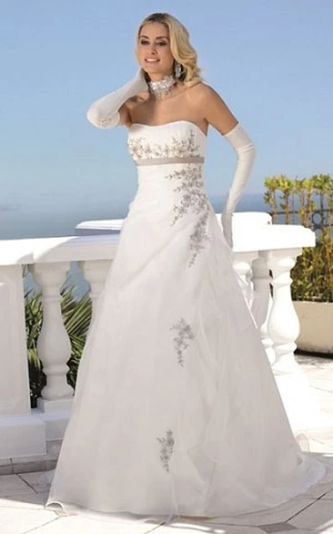 A-Line Maxi Strapless Appliqued Tulle Wedding Dress With Side Draping And Brush Train