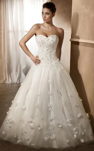 Ball Gown Appliqued Sweetheart Tulle Wedding Dress With Flower