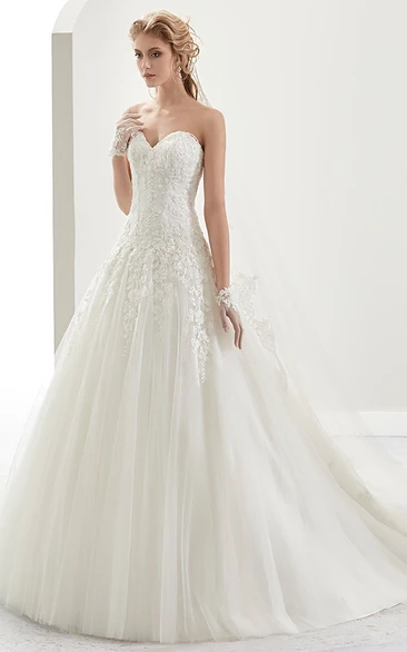 Sweetheart A-Line Lace Bridal Gown With Appliques And Half Back