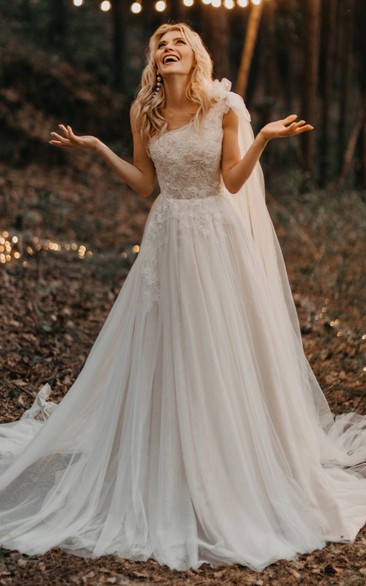Modern Sleeveless A-Line Tulle Wedding Dress With One-shoulder Neckline And Straps Back 