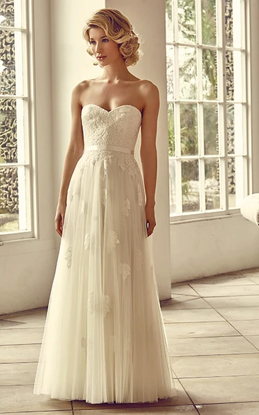 Sweetheart Floor-Length Appliqued Tulle Wedding Dress With Bow And Lace-Up