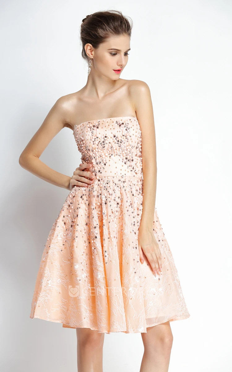 Knee-length Sleeveless A-Line Strapless Lace Prom Dress with Beading
