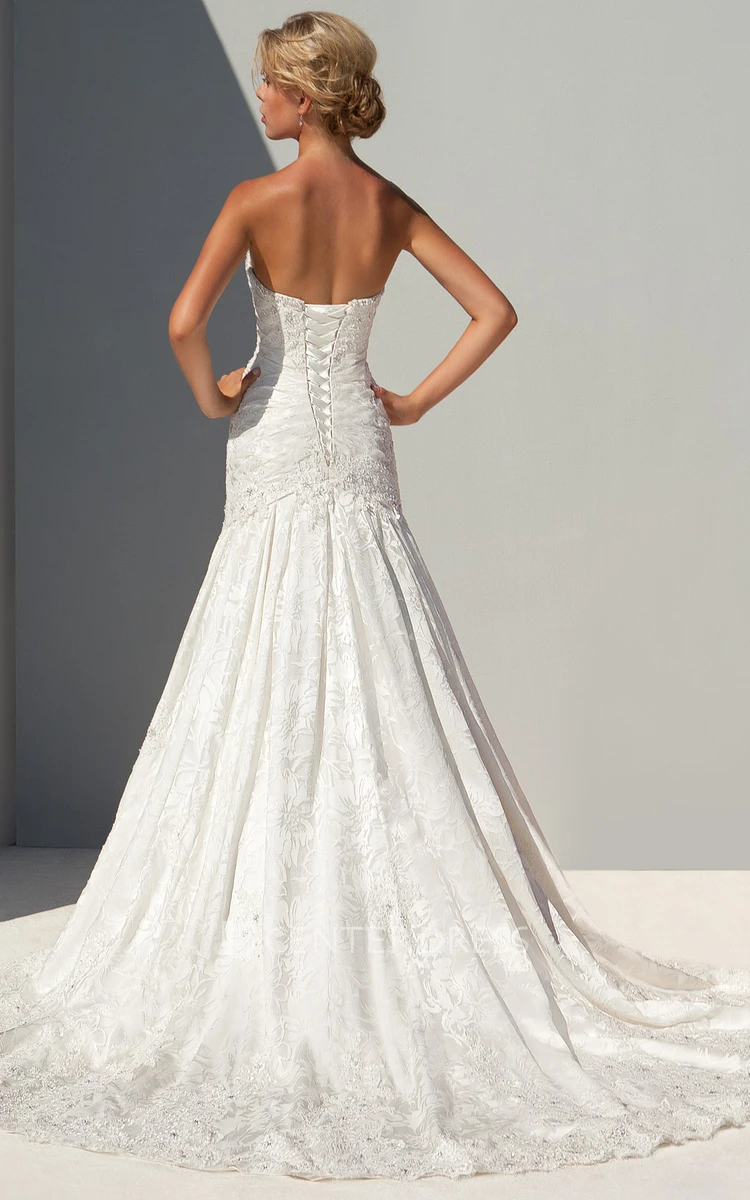 Floor-Length Sleeveless Appliqued Sweetheart Lace Wedding Dress With Ruching And Beading