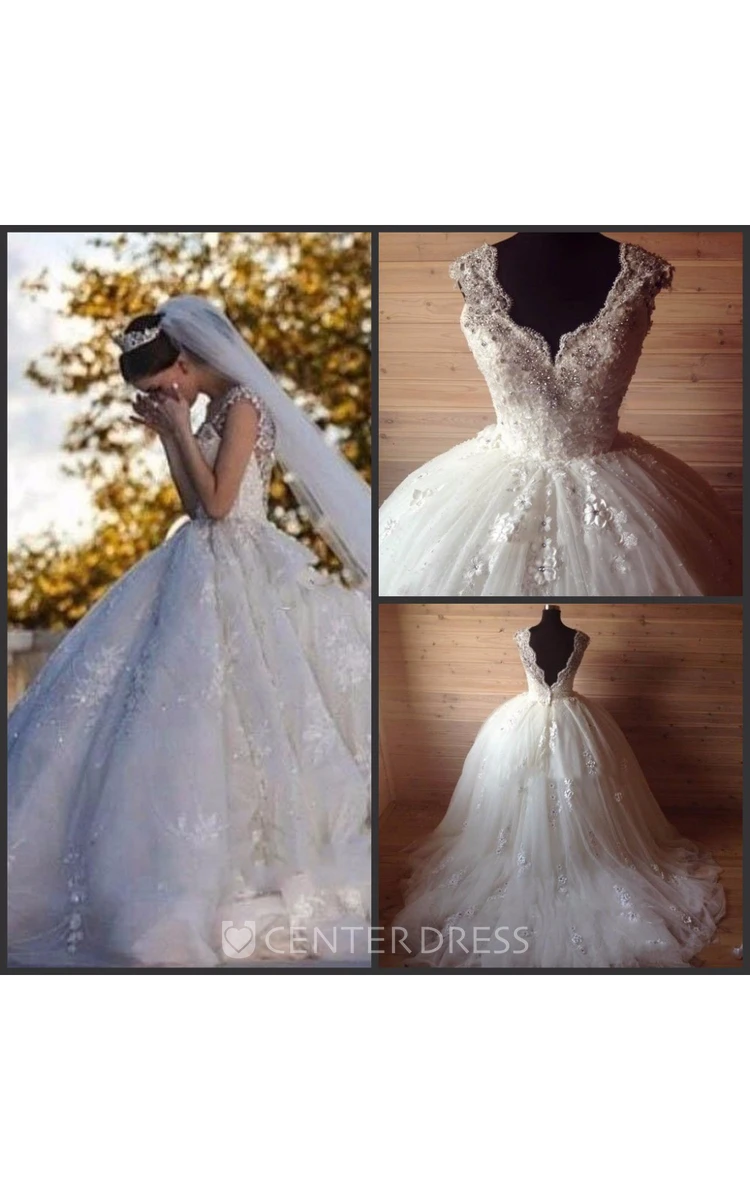 Luxury Princess Cap-sleeved Scalloped Neck Pleated Tulle Ball Gown With Floral Lace