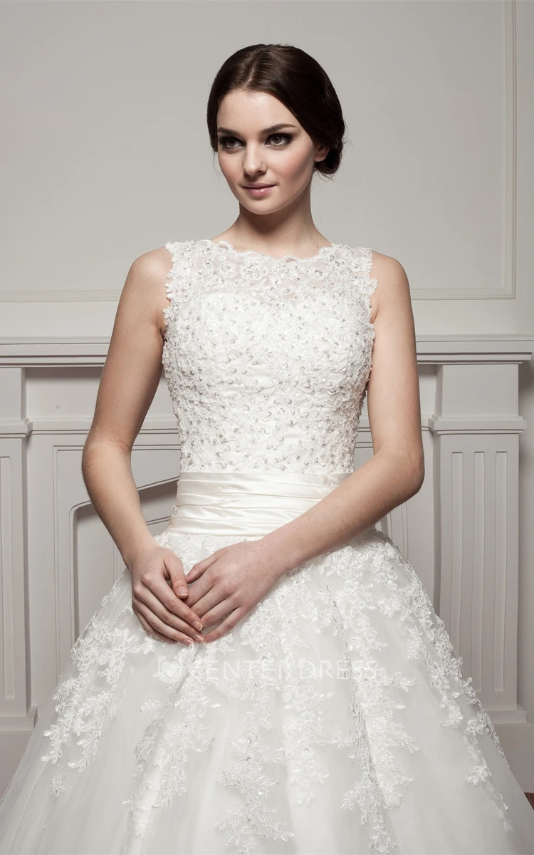 Sleeveless Bateau-Neck Ball Gown Lace Tulle Wedding Dress with Appliques