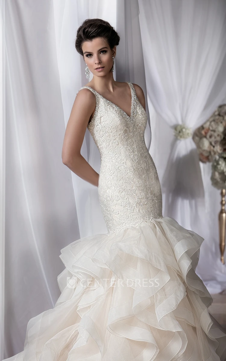 Sleeveless V-Neck Ruffled Trumpet Gown With Appliques