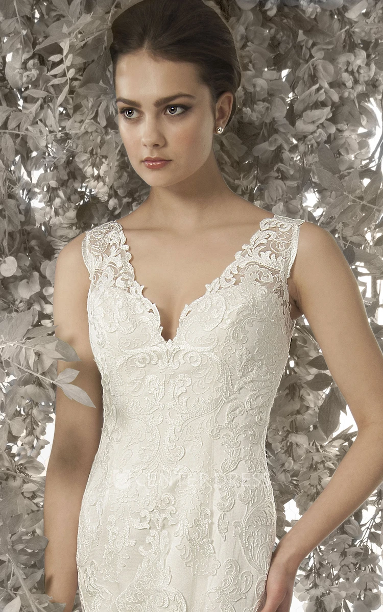 Mermaid V-Neck Appliqued Sleeveless Lace Wedding Dress With Court Train