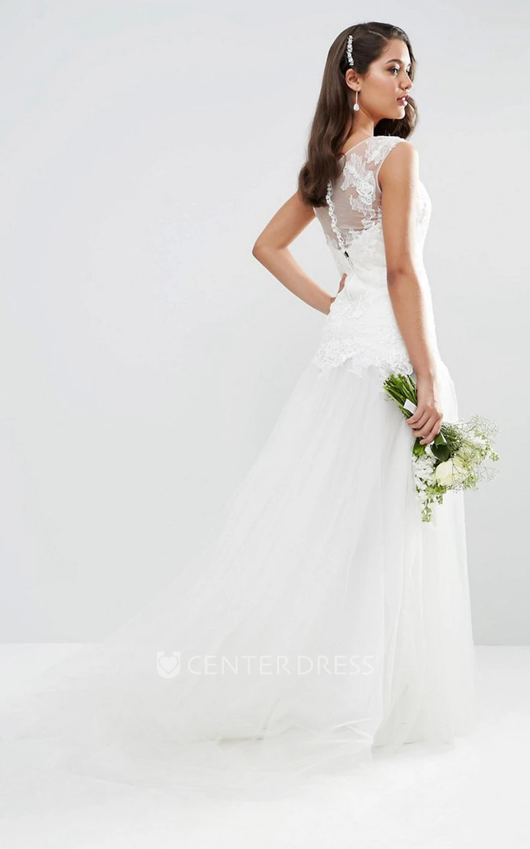 A-Line Appliqued Floor-Length Sleeveless Bateau-Neck Tulle Wedding Dress With Pleats